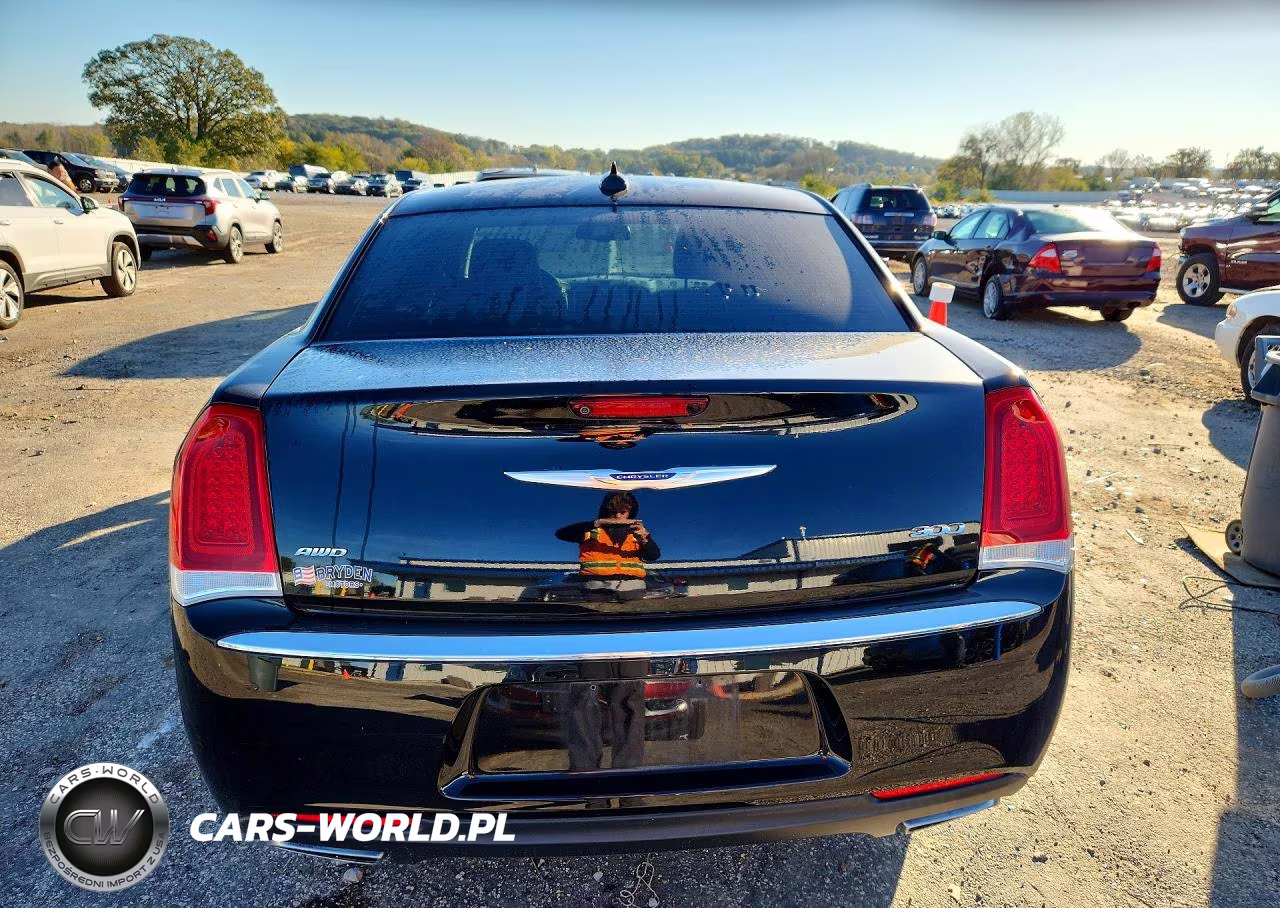 2018 Chrysler 300 Touring VIN:2C3CCARG2JH282122 - 6