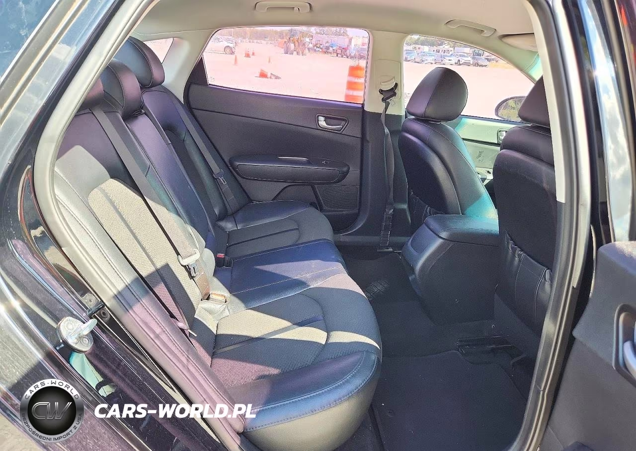 2018 Kia Optima S VIN:5XXGT4L37JG205382 - 10