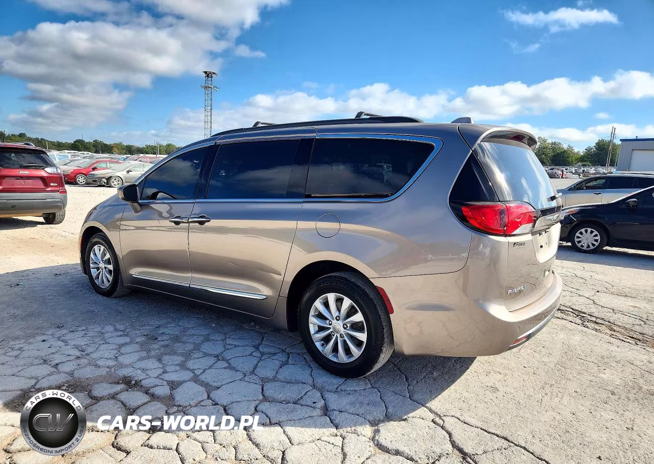 2017 Chrysler Pacifica Touring L VIN:2C4RC1BG5HR683135 - 2