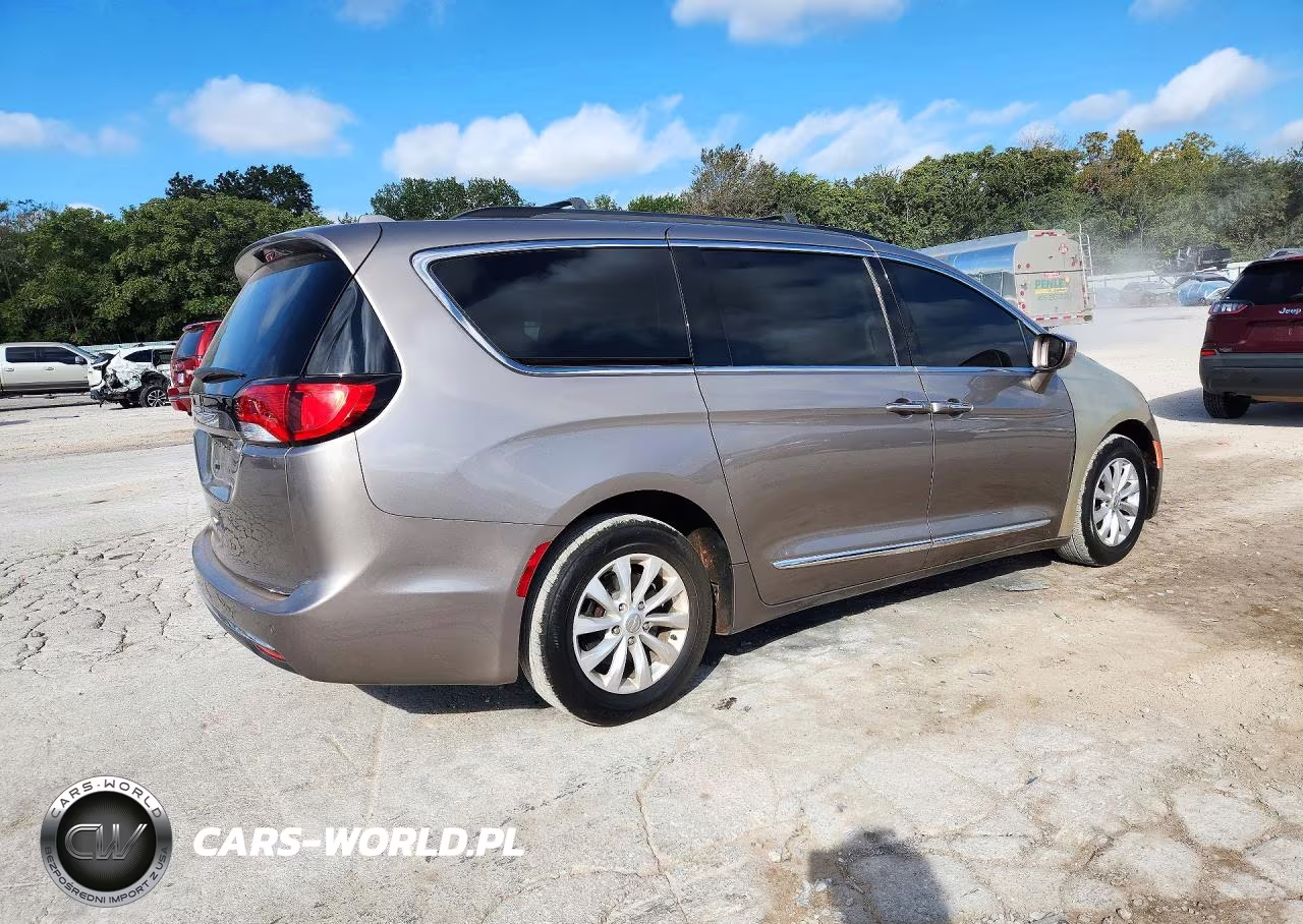 2017 Chrysler Pacifica Touring L VIN:2C4RC1BG5HR683135 - 3