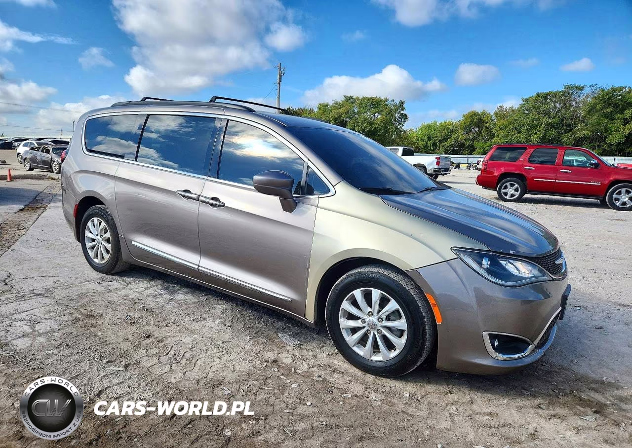 2017 Chrysler Pacifica Touring L VIN:2C4RC1BG5HR683135 - 4