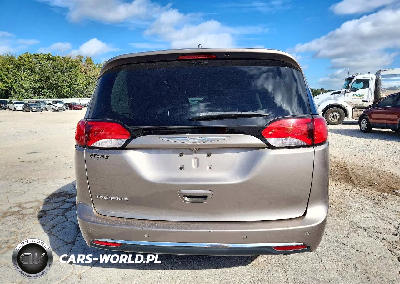 2017 Chrysler Pacifica Touring L VIN:2C4RC1BG5HR683135 - 6