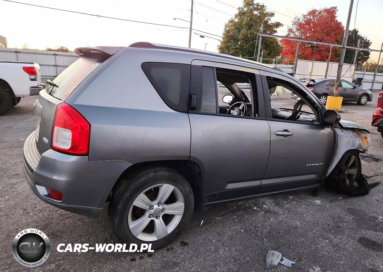 2012 Jeep Compass Latitude VIN:1C4NJDEB0CD604813 - 3