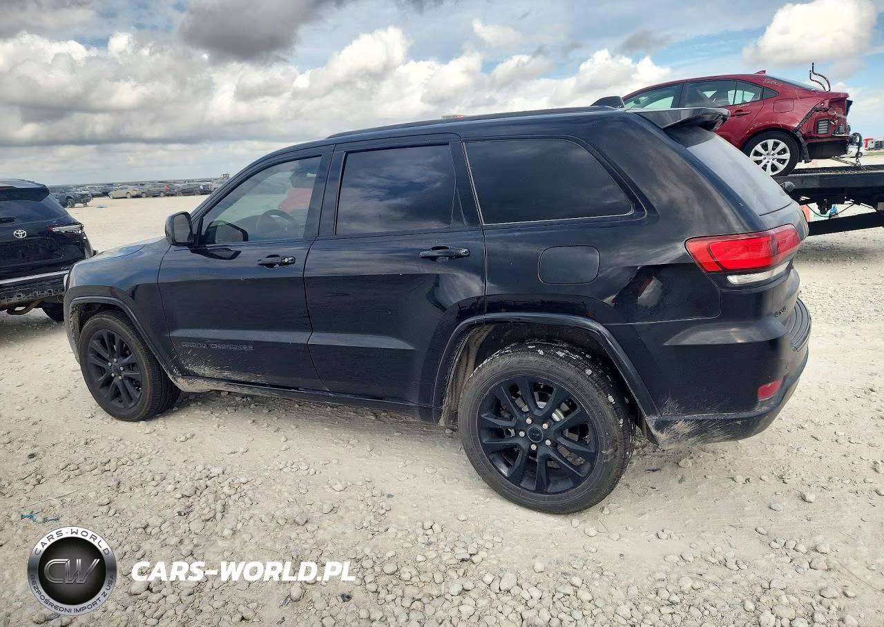 2018 Jeep Grand Cherokee Laredo VIN:1C4RJFAGXJC123758 - 2