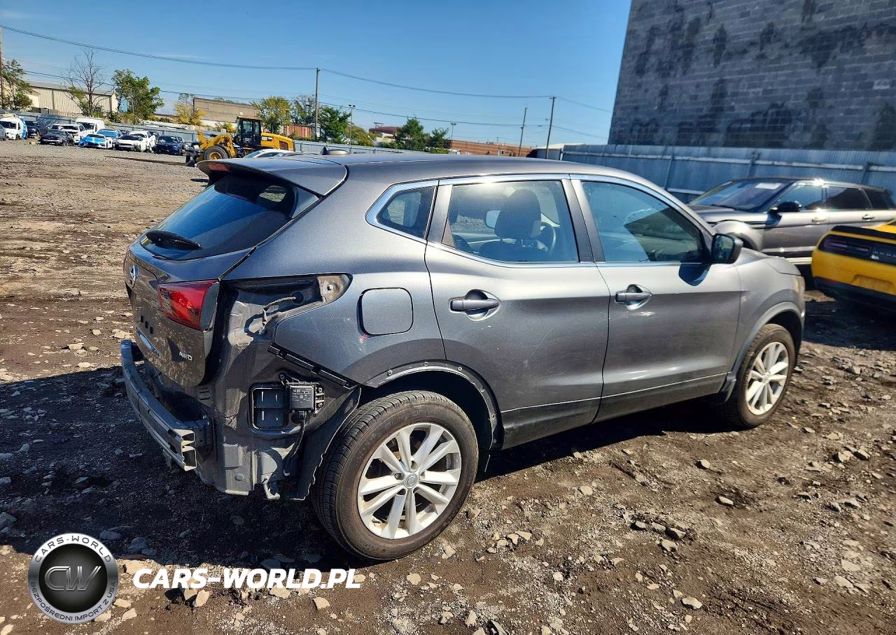 2018 Nissan Rogue VIN:JN1BJ1CR3JW266717 - 3