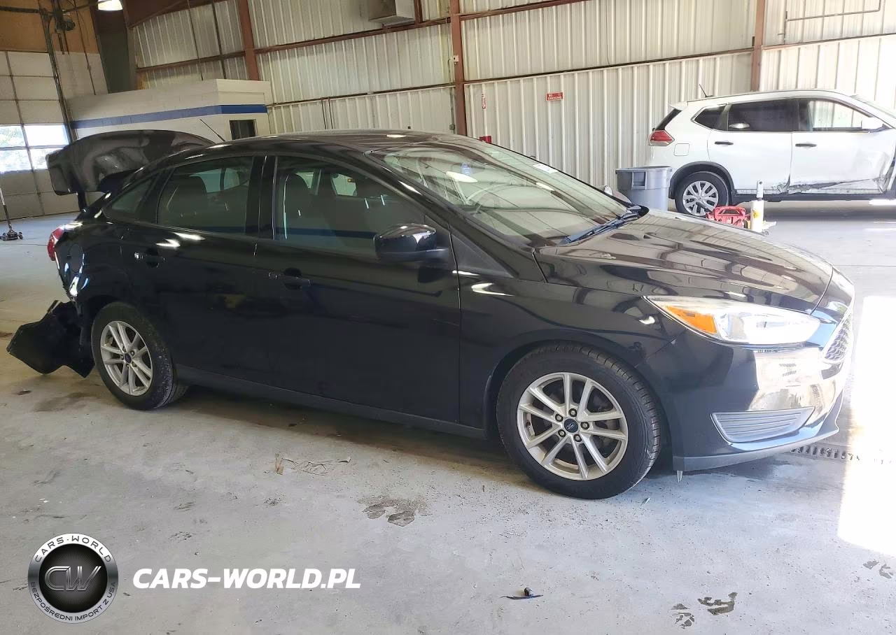 2018 Ford Focus Se VIN:1FADP3FE0JL266657 - 4