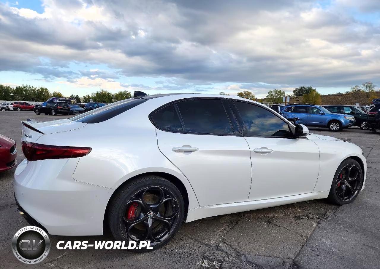 2018 Alfa Romeo Giulia Ti Q4 VIN:ZARFAEEN1J7592760 - 3