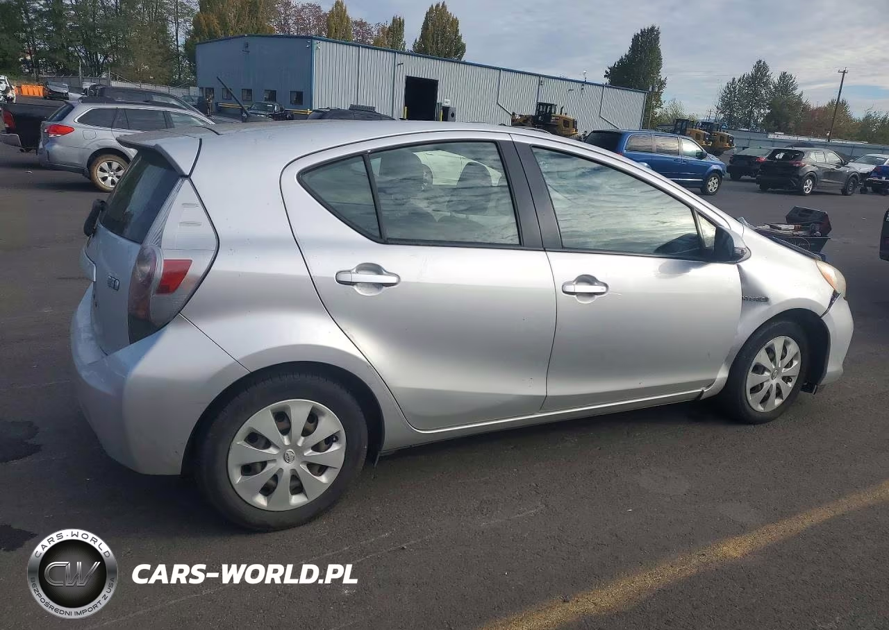 2013 Toyota Prius C Three VIN:JTDKDTB32D1538432 - 3