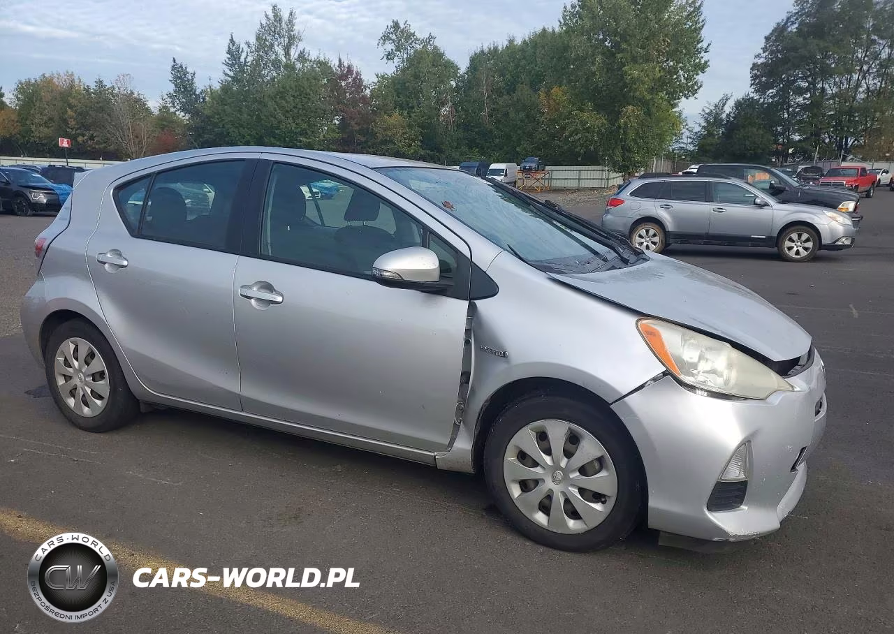 2013 Toyota Prius C Three VIN:JTDKDTB32D1538432 - 4