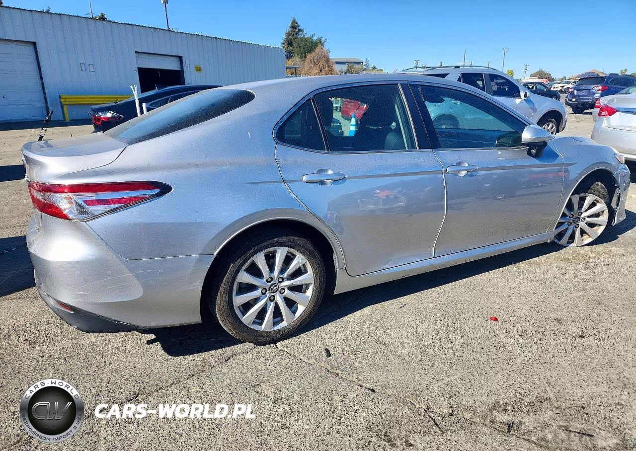 2018 Toyota Camry Le VIN:4T1B11HK8JU654008 - 3