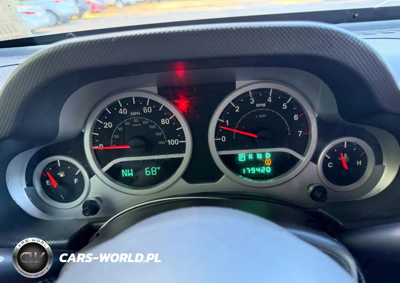 2010 Jeep Wrangler Unlimited Sport VIN:1J4BB3H11AL142174 - 8