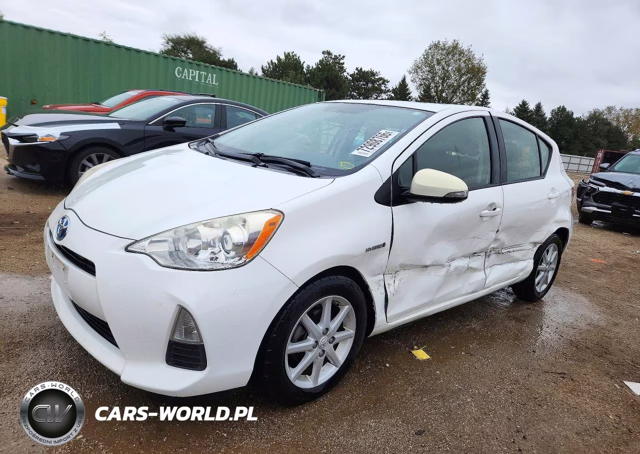 2013 Toyota Prius C Three VIN:JTDKDTB35D1058871 - 1