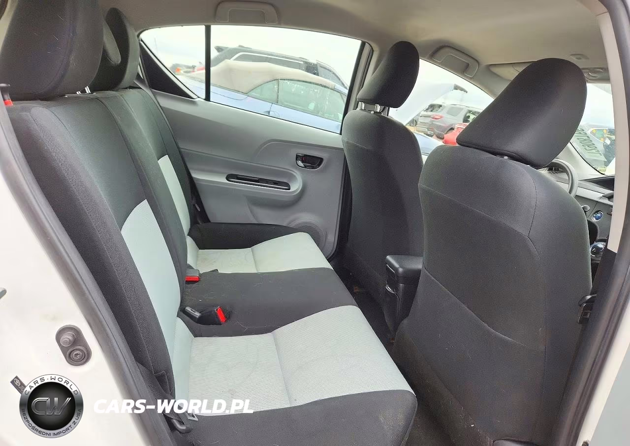 2013 Toyota Prius C Three VIN:JTDKDTB35D1058871 - 10