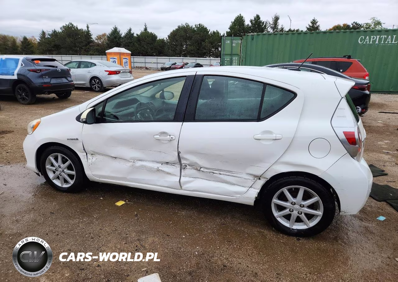 2013 Toyota Prius C Three VIN:JTDKDTB35D1058871 - 2