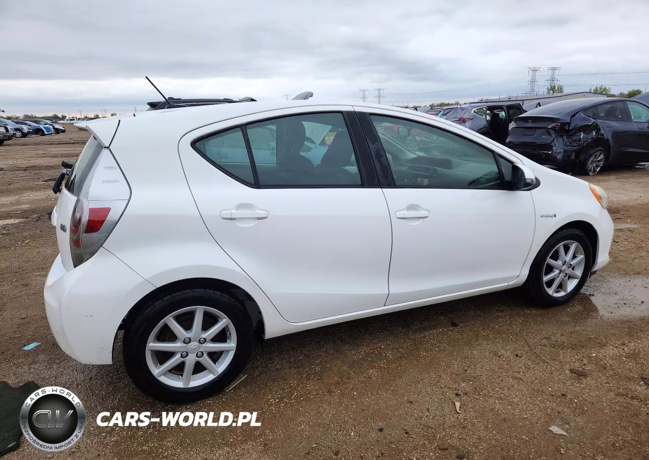 2013 Toyota Prius C Three VIN:JTDKDTB35D1058871 - 3