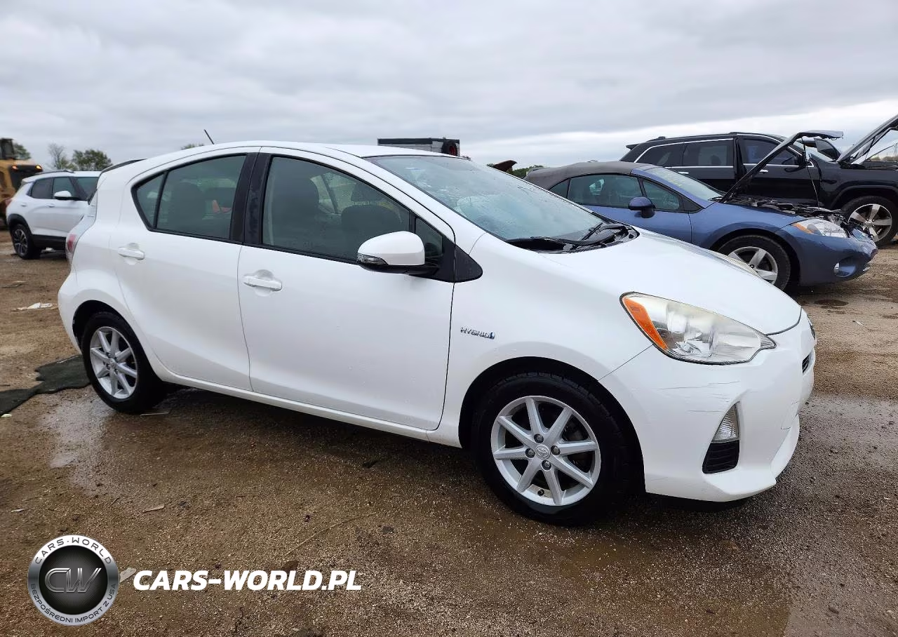2013 Toyota Prius C Three VIN:JTDKDTB35D1058871 - 4