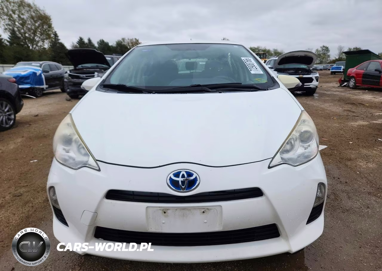2013 Toyota Prius C Three VIN:JTDKDTB35D1058871 - 5