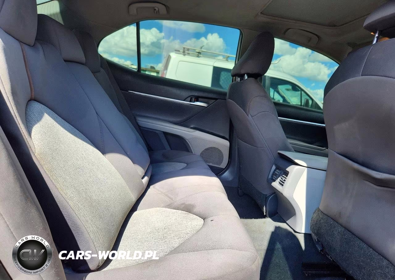 2018 Toyota Camry Le VIN:4T1B11HK2JU567849 - 10