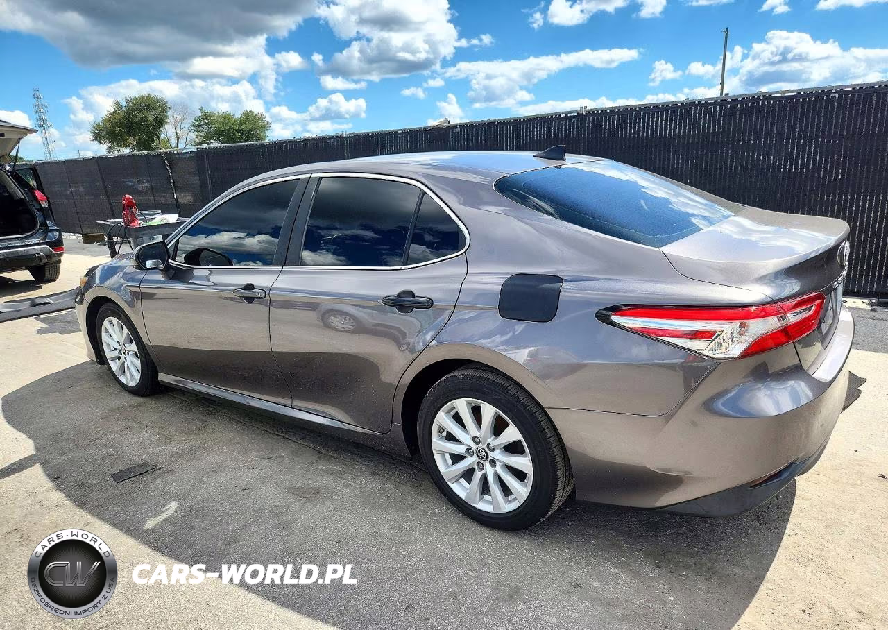 2018 Toyota Camry Le VIN:4T1B11HK2JU567849 - 2