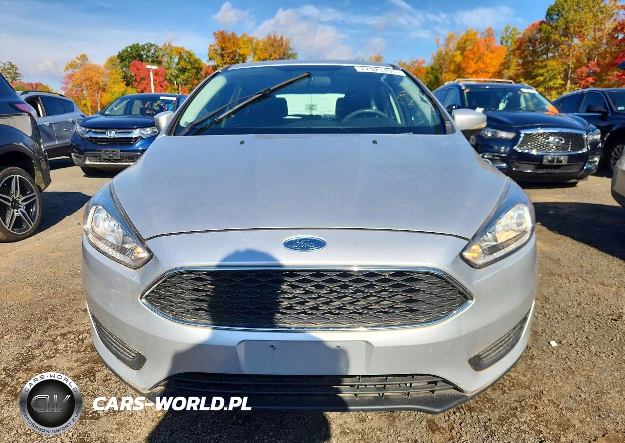 2018 Ford Focus Se VIN:1FADP3K21JL233789 - 5