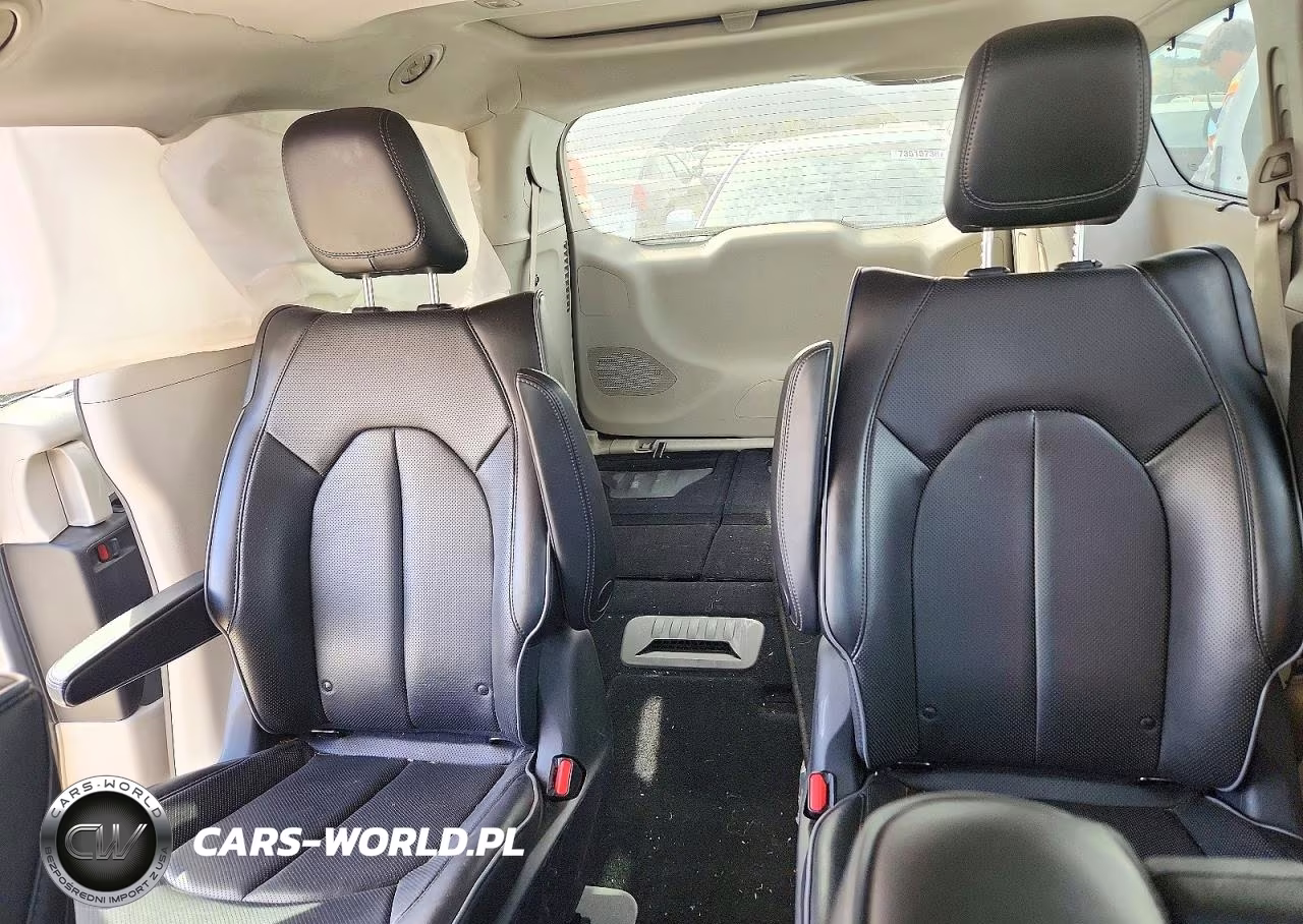2018 Chrysler Pacifica Hybrid Limited VIN:2C4RC1N78JR229561 - 10