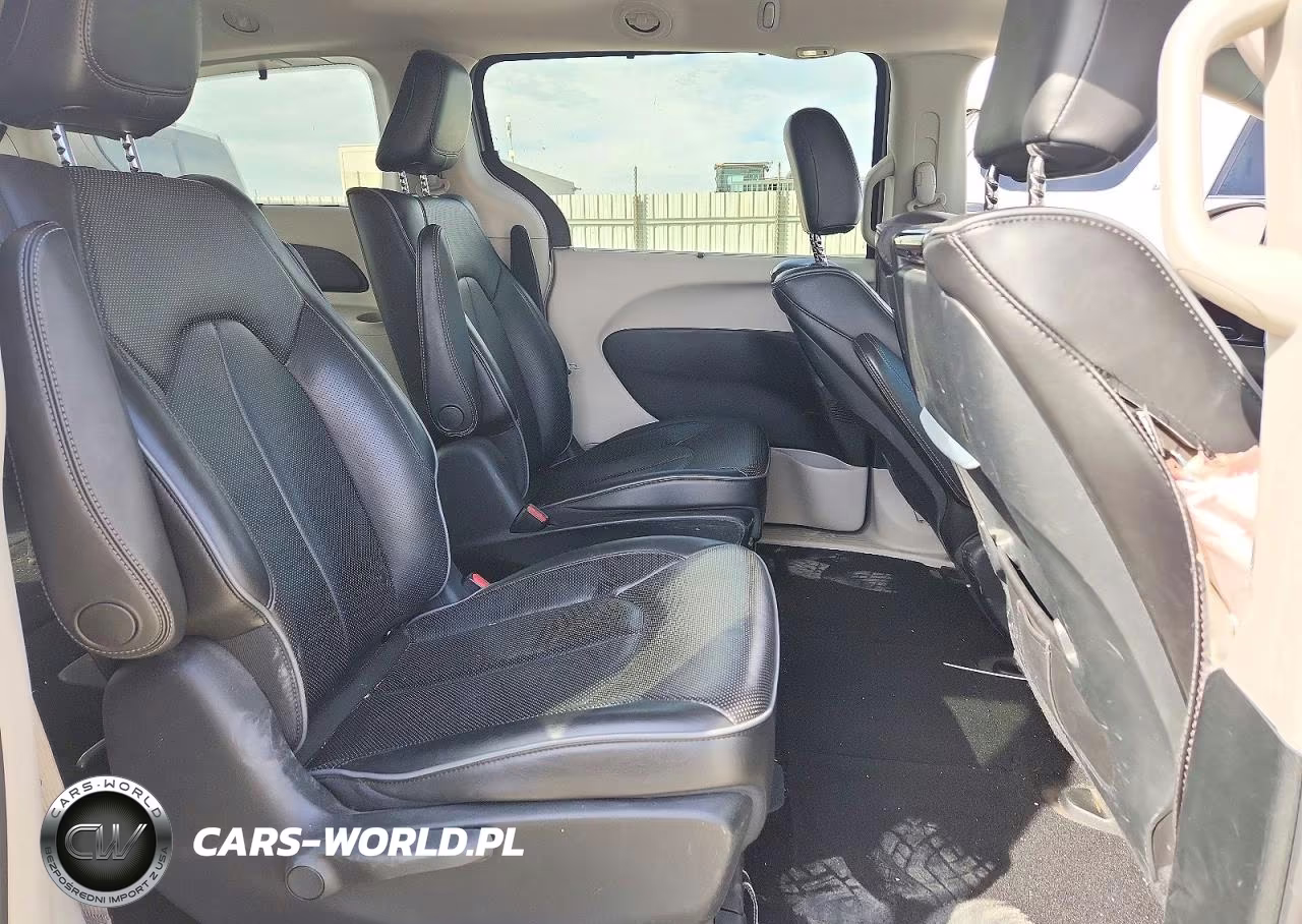 2018 Chrysler Pacifica Hybrid Limited VIN:2C4RC1N78JR229561 - 11