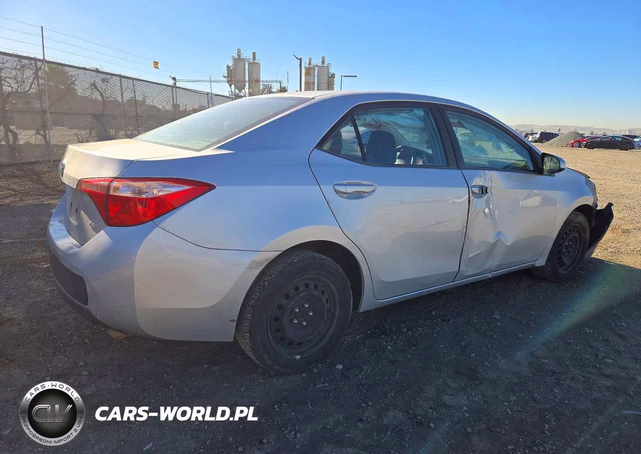 2018 Toyota Corolla Le VIN:5YFBURHEXJP845298 - 3
