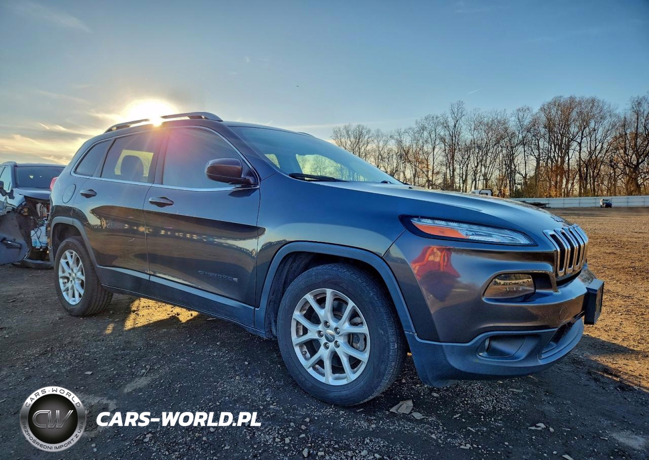 2015 Jeep Cherokee Latitude VIN:1C4PJLCB5FW601842 - 4