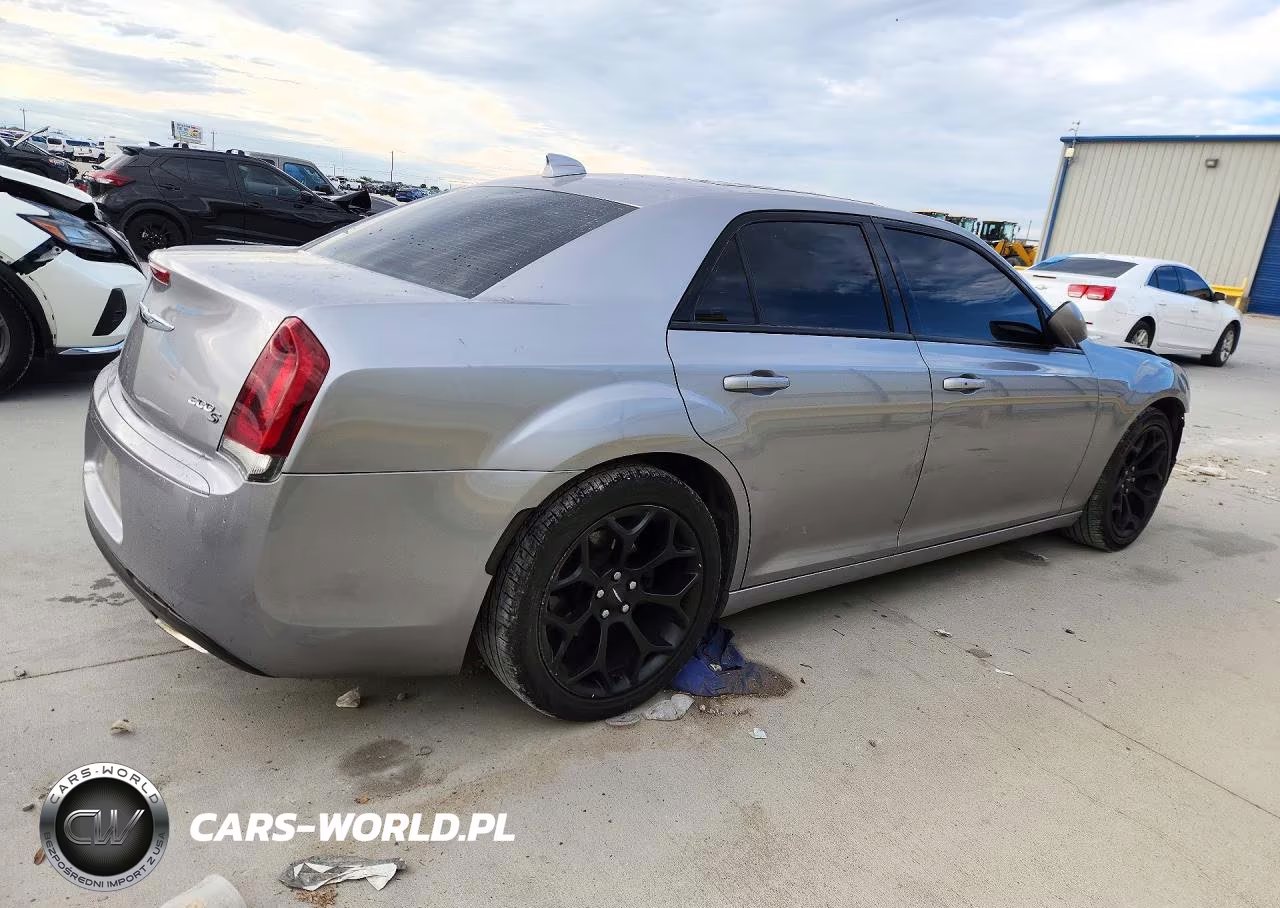 2015 Chrysler 300 S VIN:2C3CCABG2FH767104 - 3