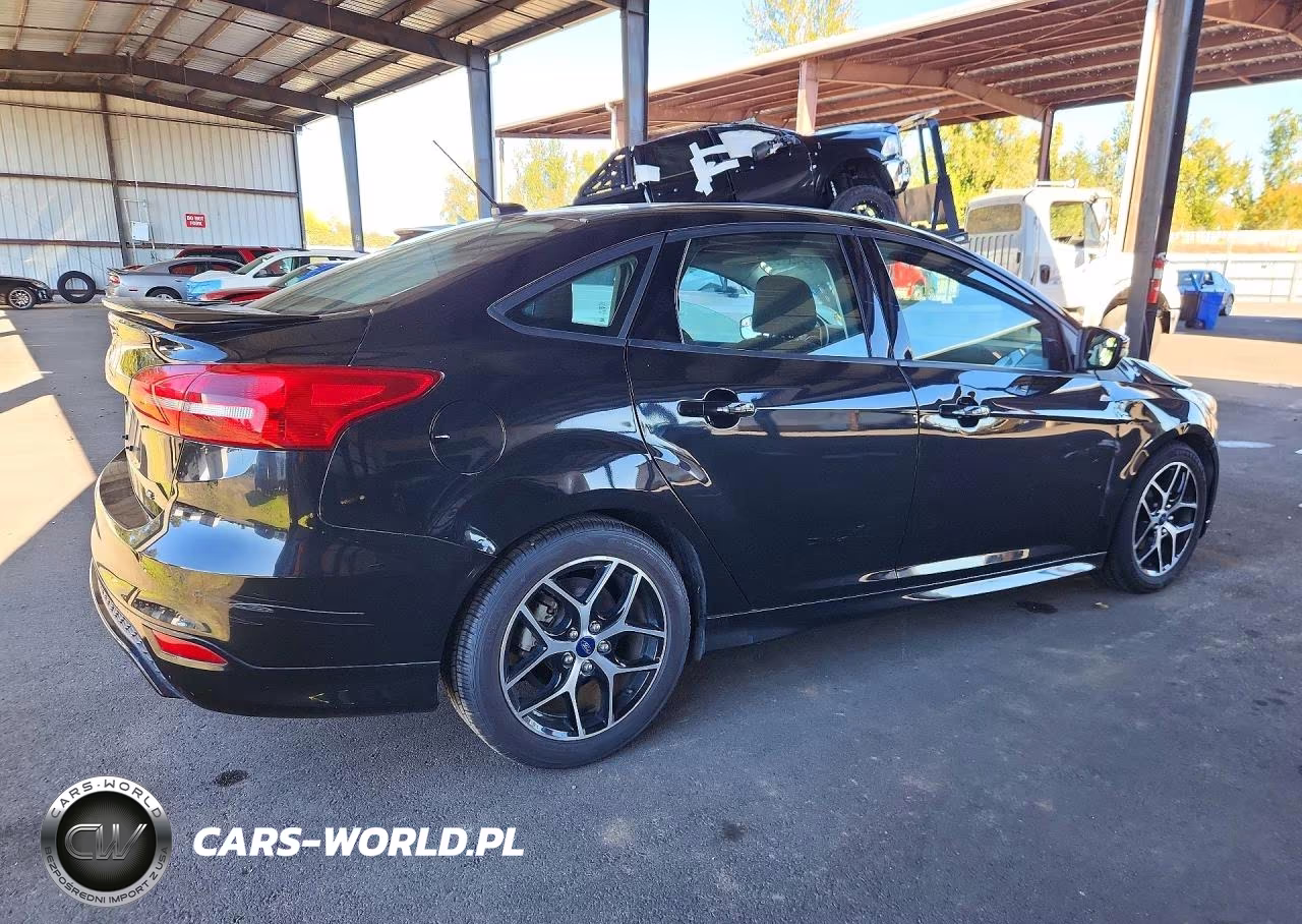 2015 Ford Focus Se VIN:1FADP3F22FL364117 - 3