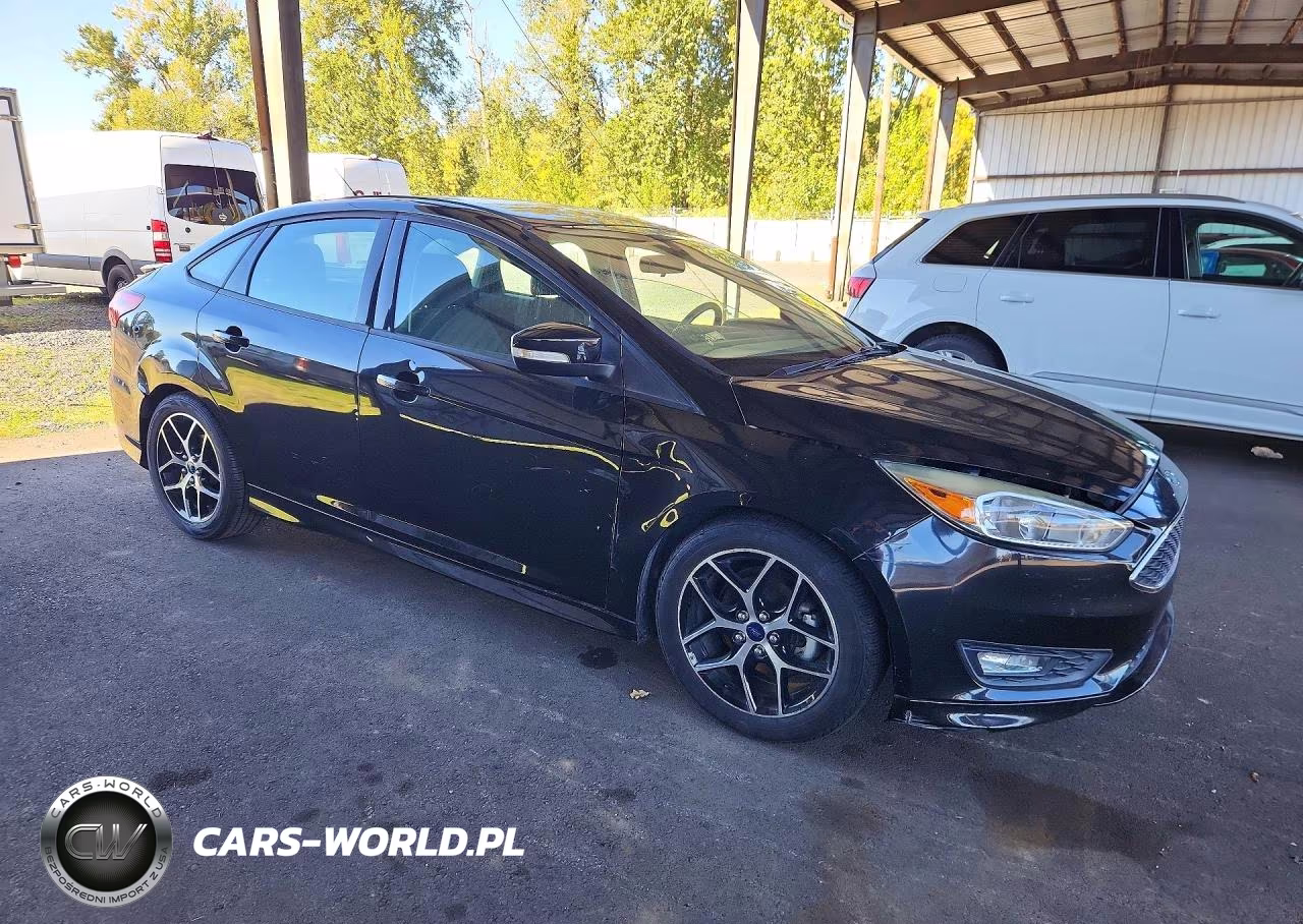 2015 Ford Focus Se VIN:1FADP3F22FL364117 - 4