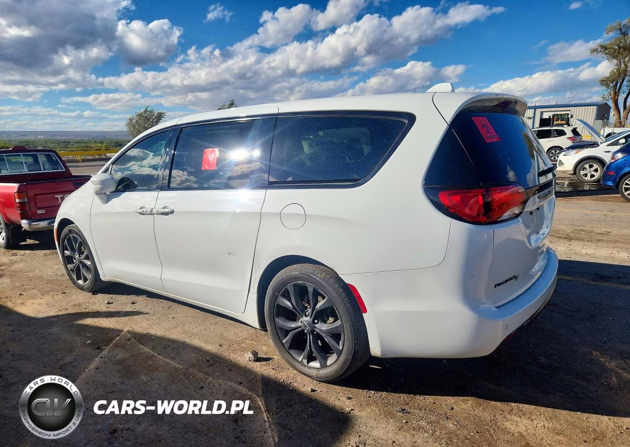 2020 Chrysler Pacifica Touring VIN:2C4RC1FG5LR238123 - 2