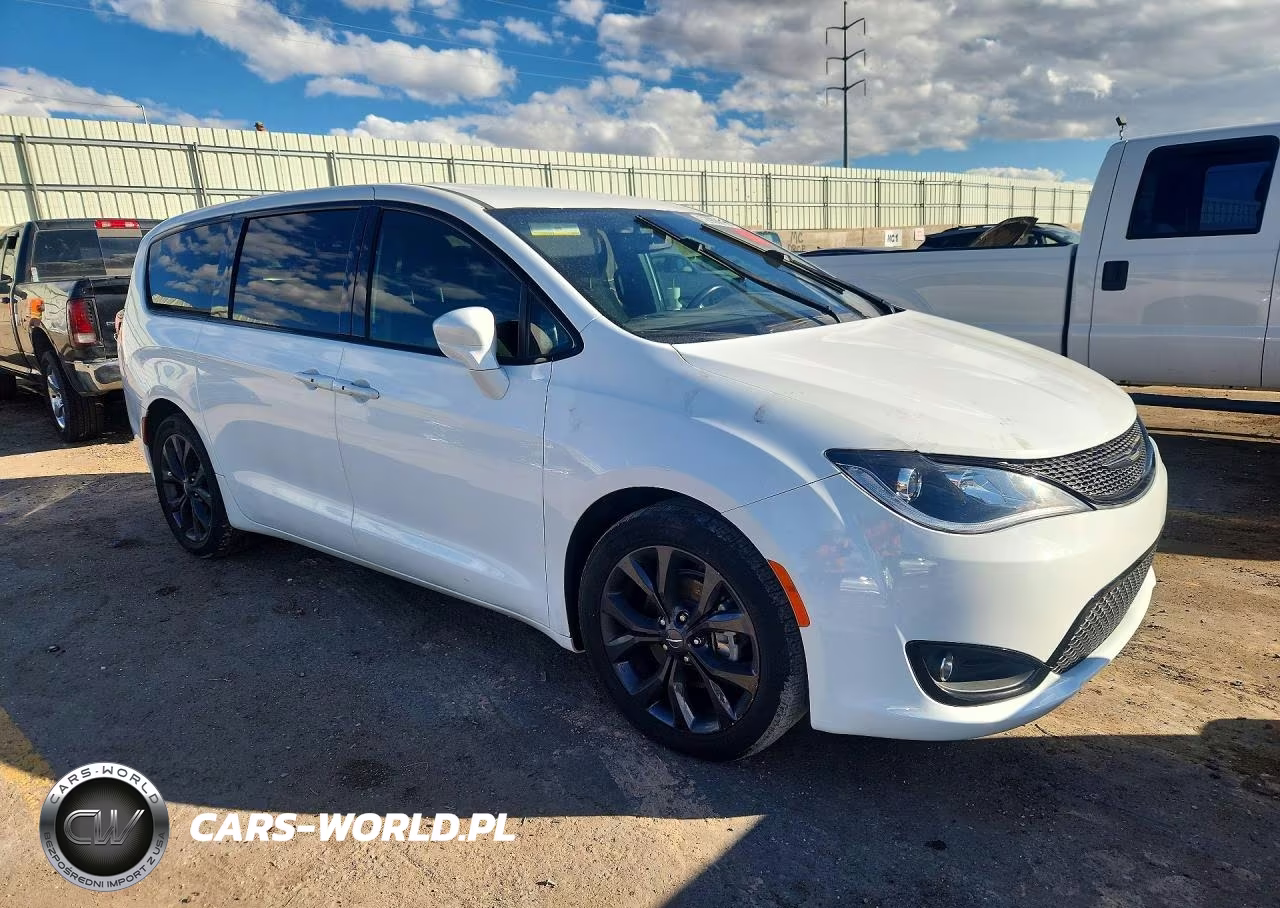 2020 Chrysler Pacifica Touring VIN:2C4RC1FG5LR238123 - 4