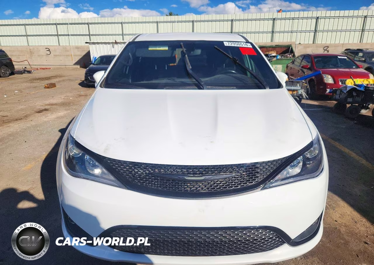 2020 Chrysler Pacifica Touring VIN:2C4RC1FG5LR238123 - 5