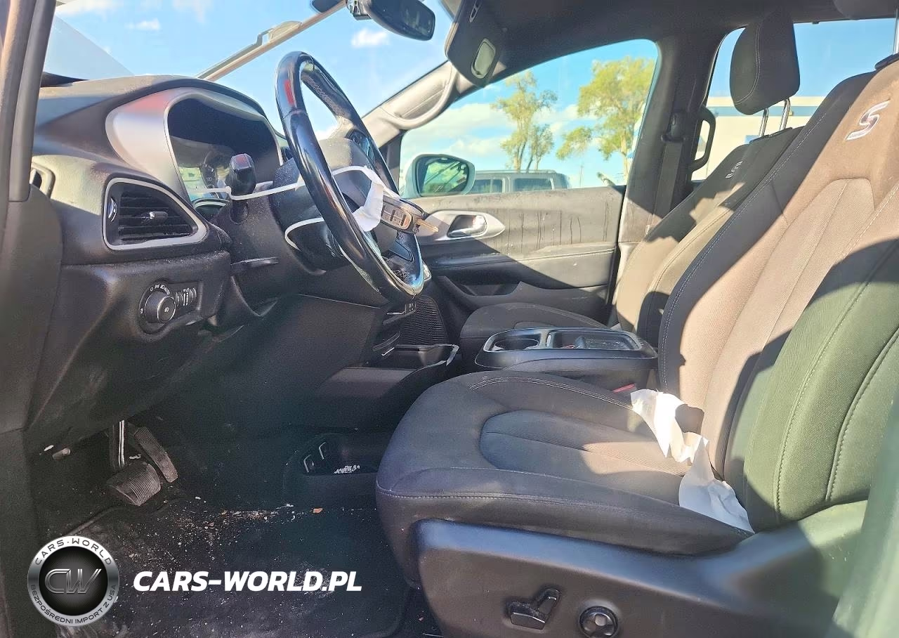 2020 Chrysler Pacifica Touring VIN:2C4RC1FG5LR238123 - 7