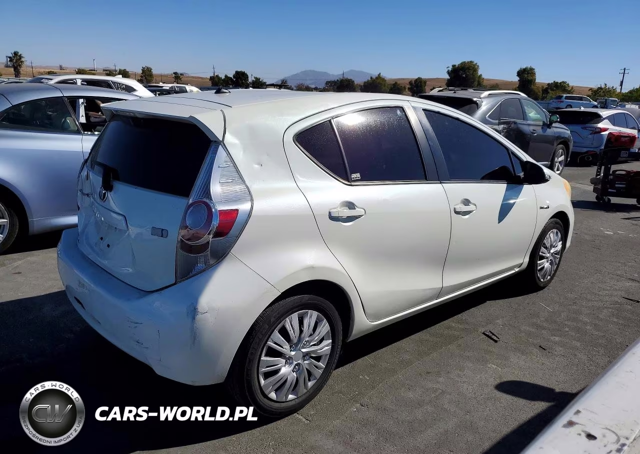 2013 Toyota Prius C One VIN:JTDKDTB31D1541712 - 3