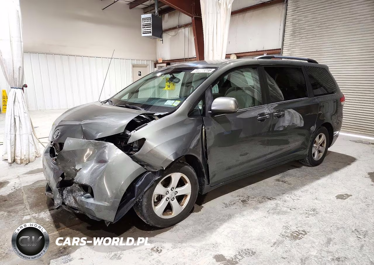 2012 Toyota Sienna Le – zdjęcie 1 z 13