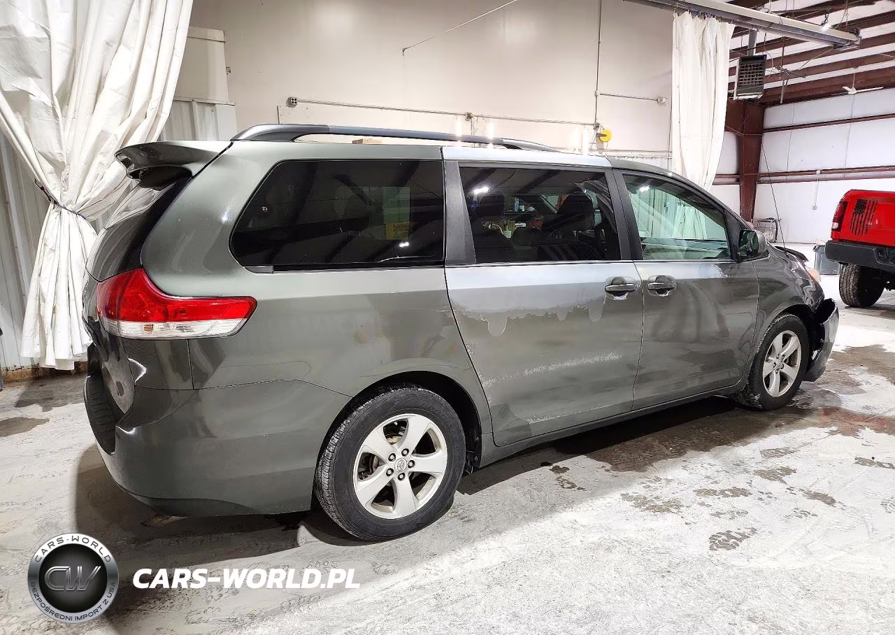 2012 Toyota Sienna Le VIN:5TDKK3DC1CS263656 - 3