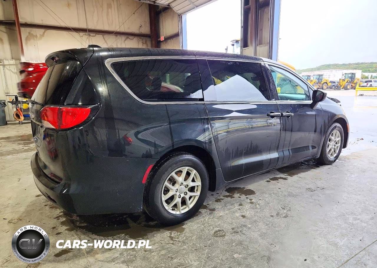 2017 Chrysler Pacifica Touring VIN:2C4RC1DG8HR758925 - 3