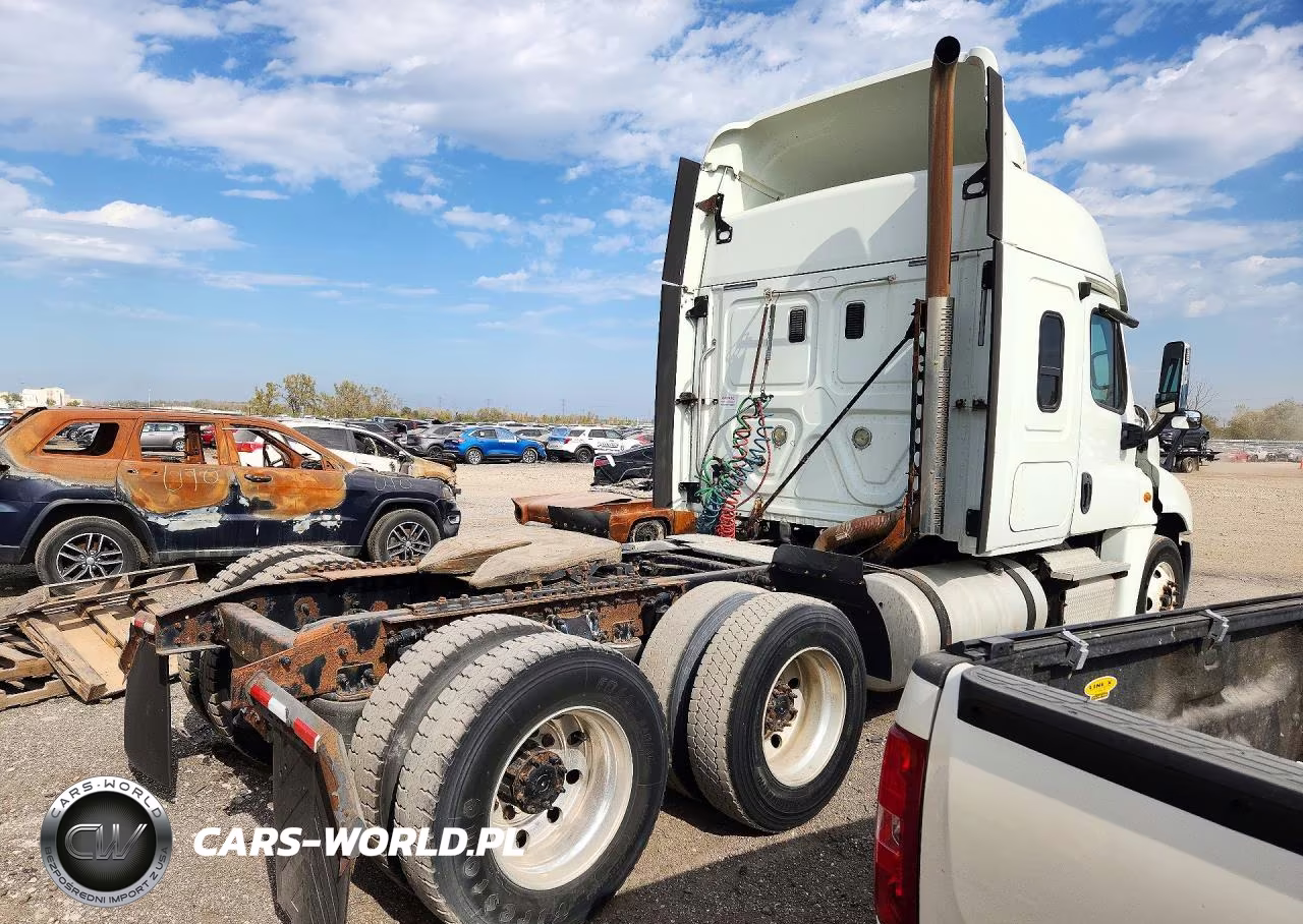 2013 Freightliner Cascadia Semi Truck VIN:1FUJGLDR3DLFF2050 - 3