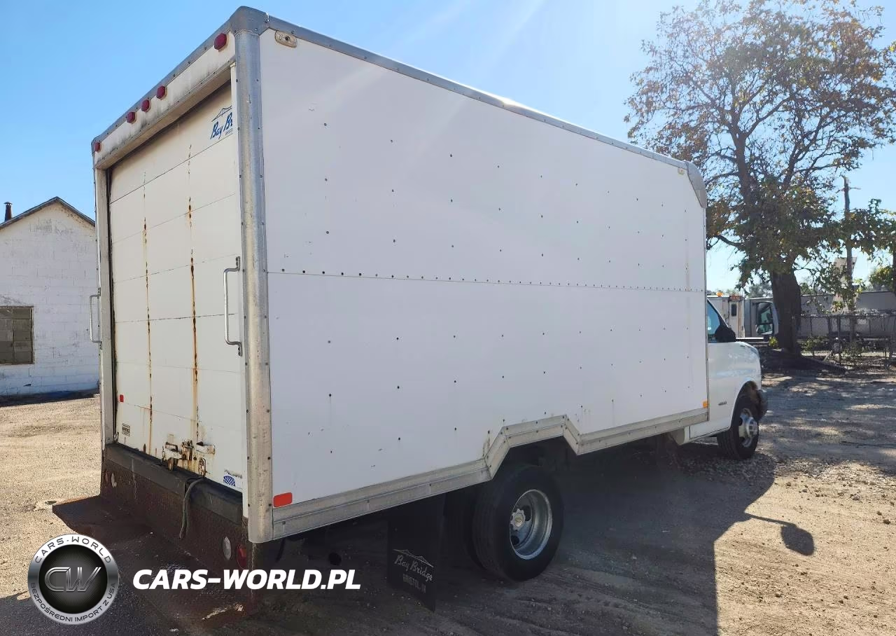 2009 Chevrolet Express Cutaway G4500 VIN:1GBKG31K591155239 - 3