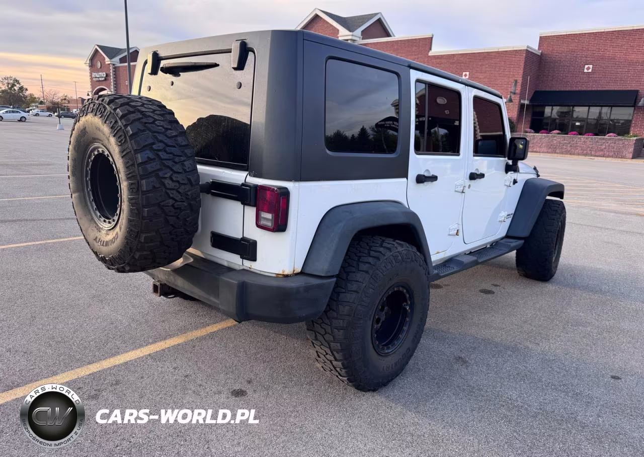 2014 Jeep Wrangler Unlimited Sport VIN:1C4BJWDG6EL105261 - 4