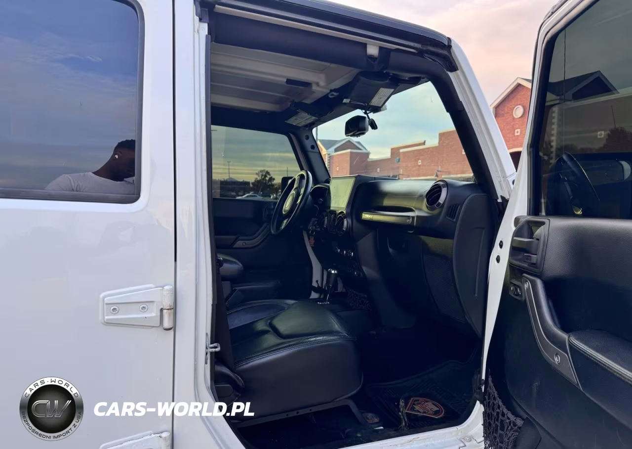 2014 Jeep Wrangler Unlimited Sport VIN:1C4BJWDG6EL105261 - 5