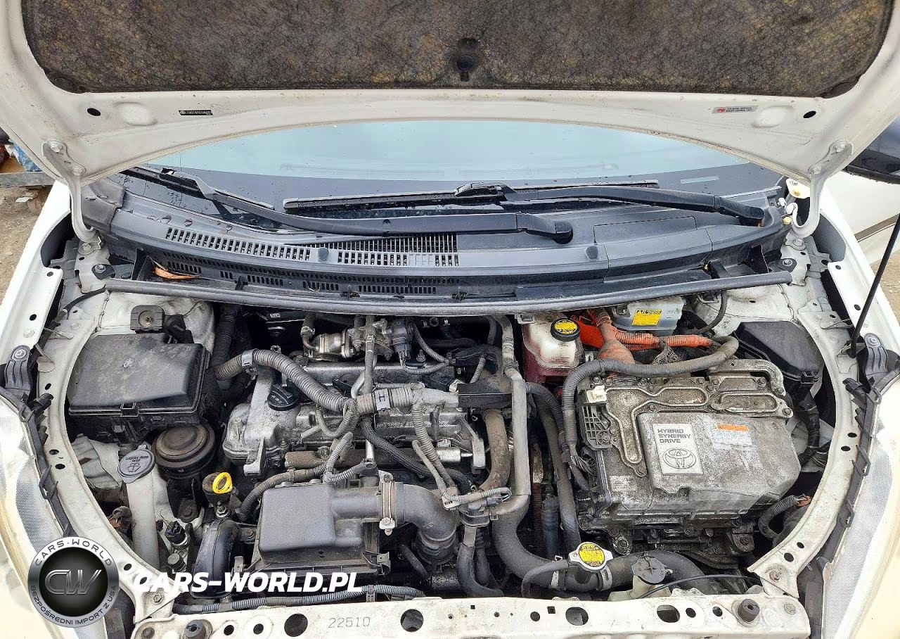 2013 Toyota Prius C Three VIN:JTDKDTB3XD1044559 - 12