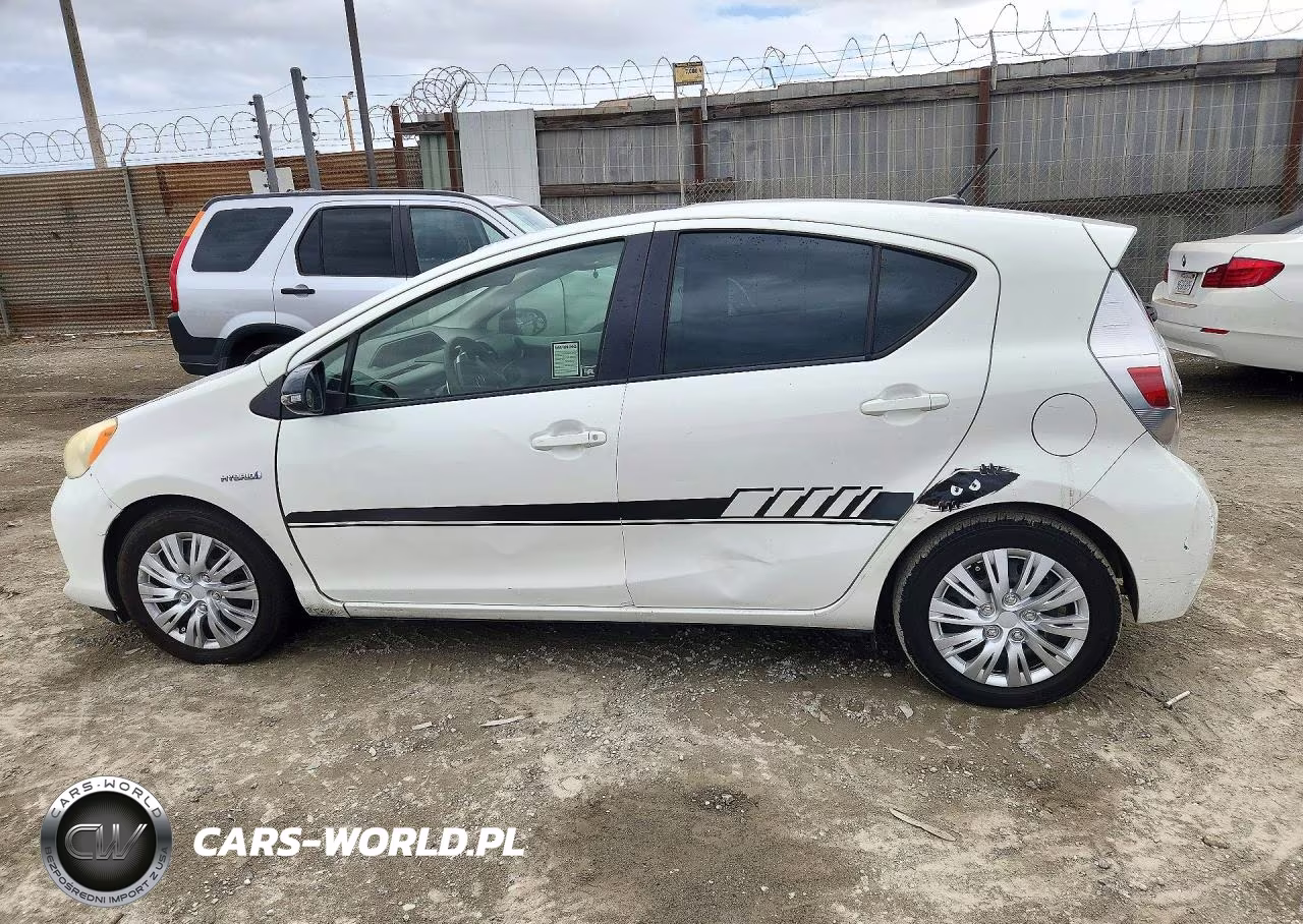 2013 Toyota Prius C Three VIN:JTDKDTB3XD1044559 - 2