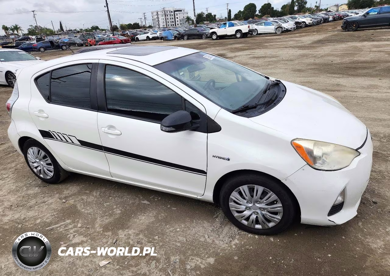 2013 Toyota Prius C Three VIN:JTDKDTB3XD1044559 - 4