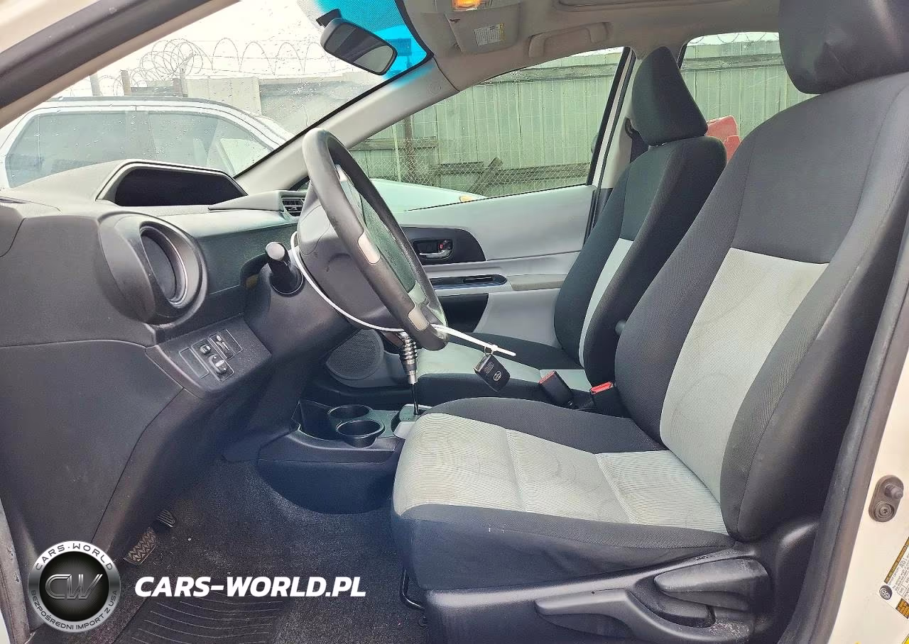 2013 Toyota Prius C Three VIN:JTDKDTB3XD1044559 - 7