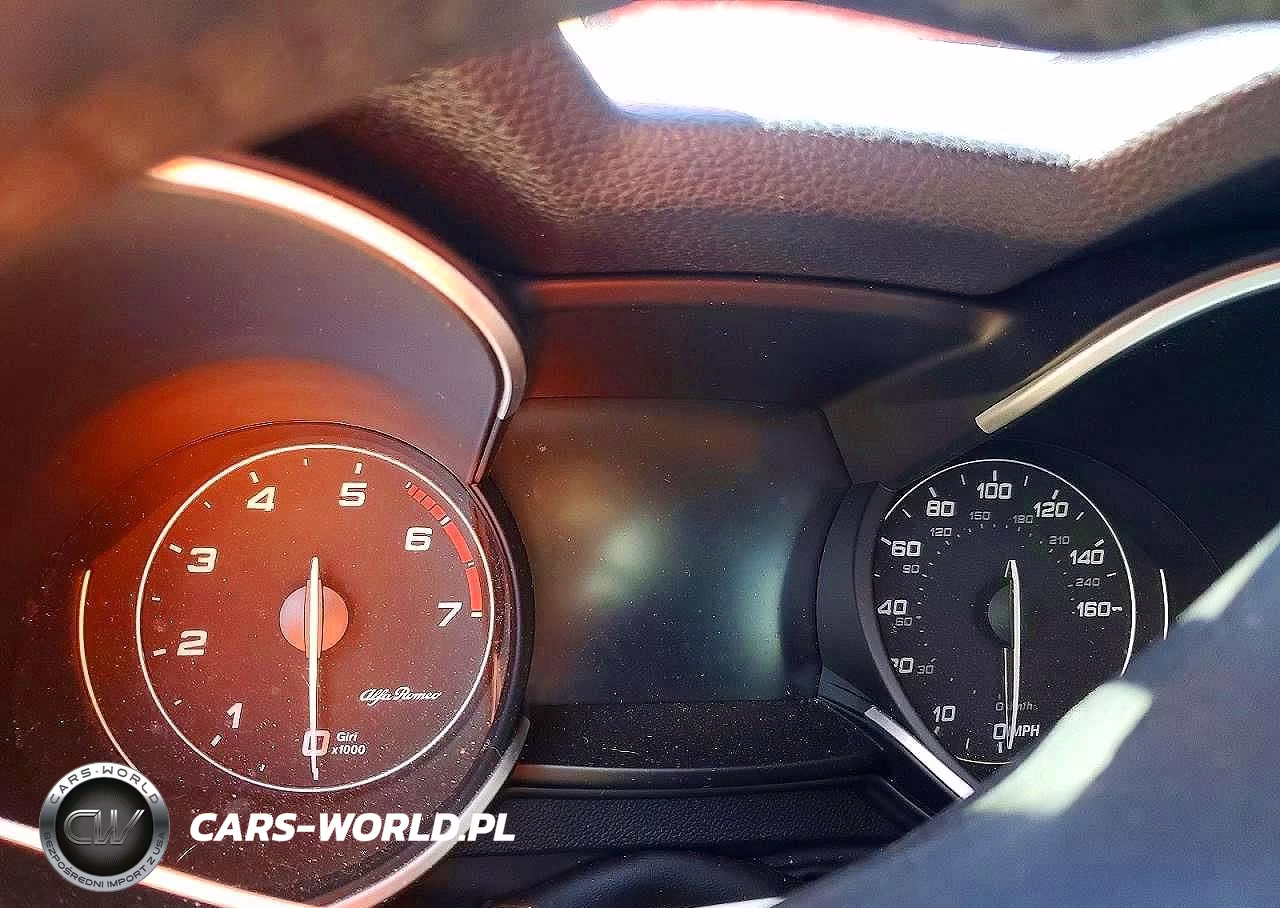 2018 Alfa Romeo Stelvio VIN:ZASFAKAN3J7B81138 - 9