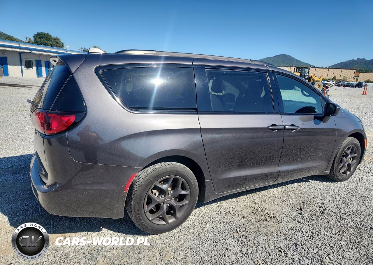 2020 Chrysler Pacifica Touring L VIN:2C4RC1BG0LR235765 - 3