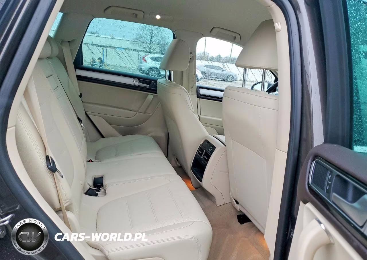 2017 Volkswagen Touareg Sport VIN:WVGEF7BP2HD006874 - 11